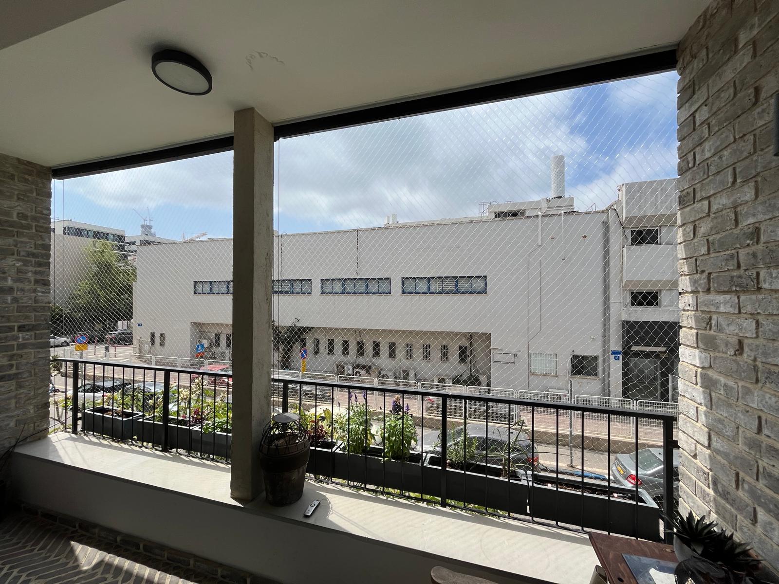 רשת הגנה על חלון מסחרי